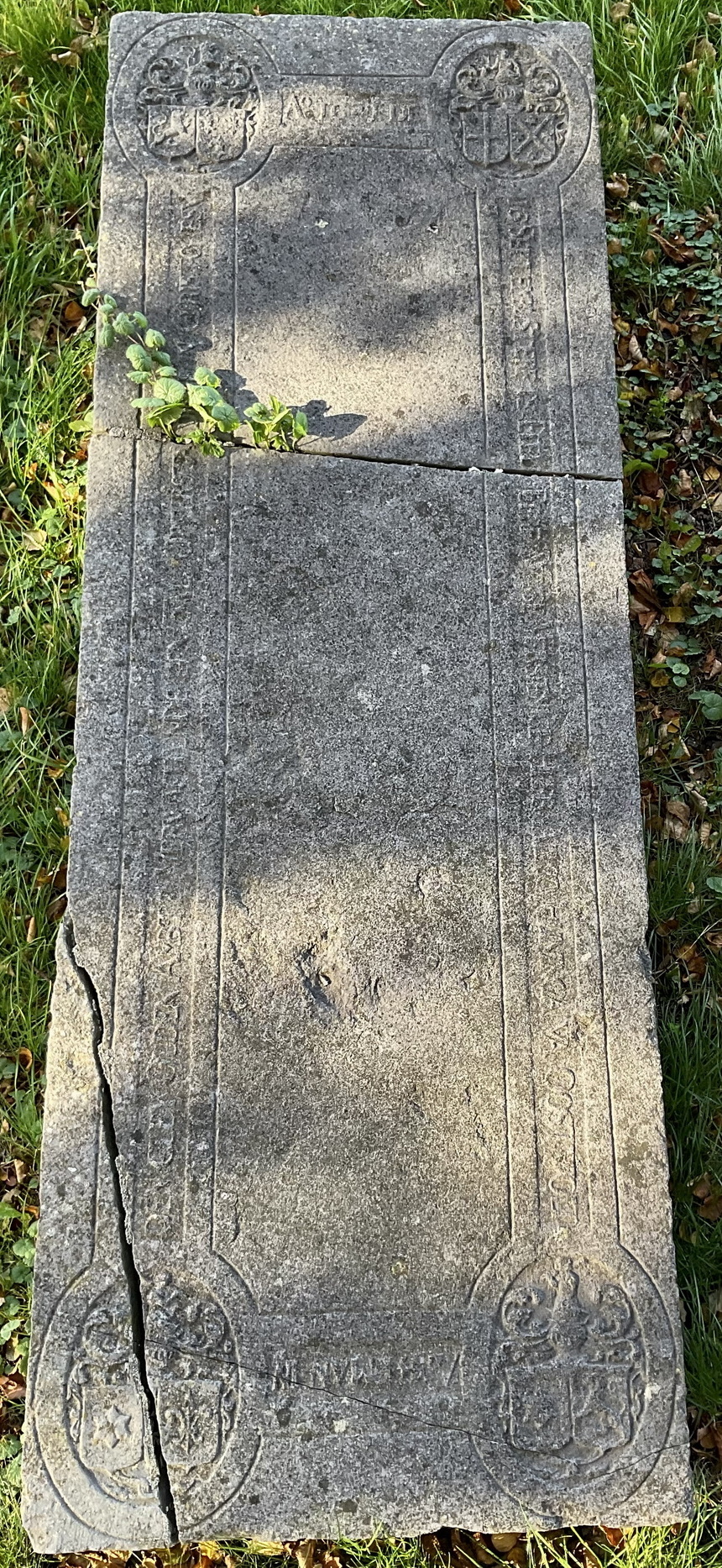 Grafsteen van Aylcko Eppens Huninga op het kerkhof rond de kerk van Woldendorp.

A° 1641, DEN 16 SEPTEMB., STERF DE EDELE EERF. WYSE VERSIENIGE HEER AILCO HUNINGA VAN OOSTWOLT, AMBTMAN IN DEN CLEY OLDEN AMBTE, VERWACHTENDE EEN ZAL. OPEERSTANDINGE IN CHRISTO JESU. 
Kwartieren: 
I Rechts: Huninga; Links: Tiddinga. Helmteken: Huninga. 
II Rechts: Engelkens. Links: Prenger. Helmteken: Engelkens. 
III Rechts: Bunninga. Links: Gockinga. Helmteken: Bunninga. 
IV Rechts: Bunninga. Links: Poptada. Helmteken: Bunninga. 
N.B. Zie: GDW, nr. 4297. GDW, blz. 778, nr. [4296]. 
Foto: ©Jur Kuipers, okt. 2022.